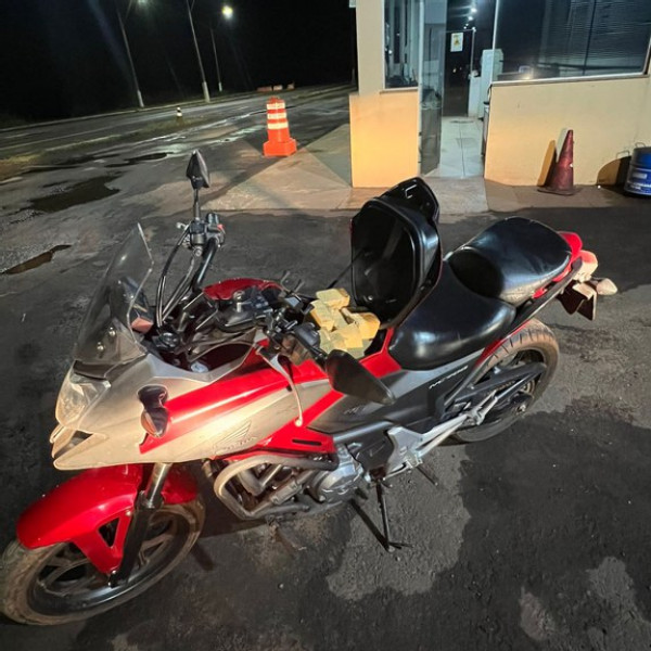 Motociclista é preso com 8 kg de maconha após perseguição na BR-267