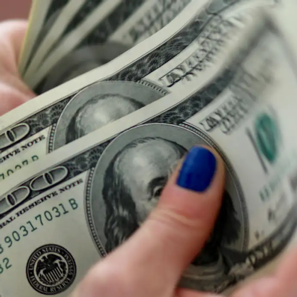 Dólar atinge menor valor em mais de um ano; Ibovespa cai 0,61%