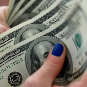 Dólar atinge menor valor em mais de um ano; Ibovespa cai 0,61%