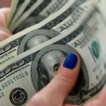 Dólar atinge menor valor em mais de um ano; Ibovespa cai 0,61%