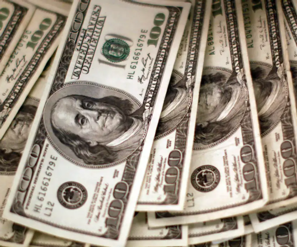 Dólar cai para R$ 5 e bolsa sobe com alívio no Oriente Médio