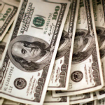 Dólar cai para R$ 5 e bolsa sobe com alívio no Oriente Médio