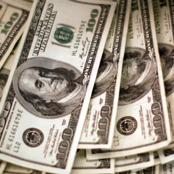 Dólar cai para R$ 5 e bolsa sobe com alívio no Oriente Médio