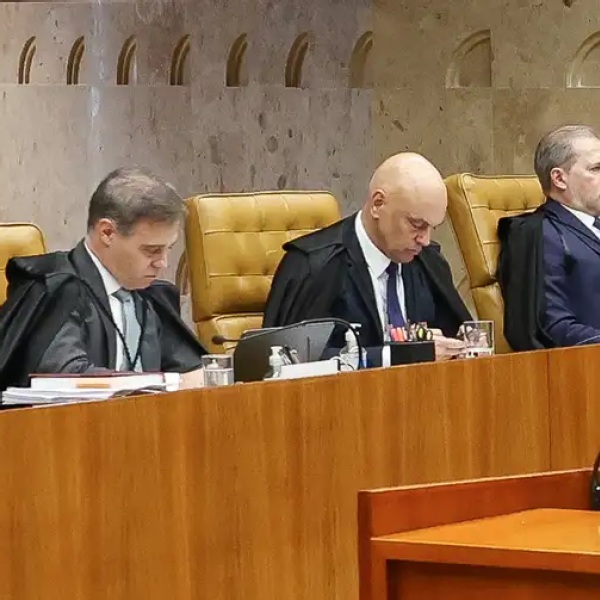 Flávio Dino pede vista de julgamento sobre Moraes e Mendonça