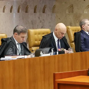 Flávio Dino pede vista de julgamento sobre Moraes e Mendonça