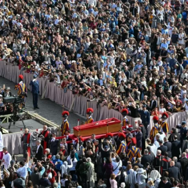 Vaticano avalia ampliar horário de visitação ao corpo do Papa Francisco diante da grande presença de fiéis