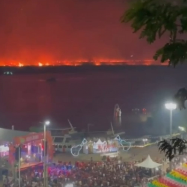 Festa tradicional de São João ocorre em meio a fumaça e fogo no Pantanal