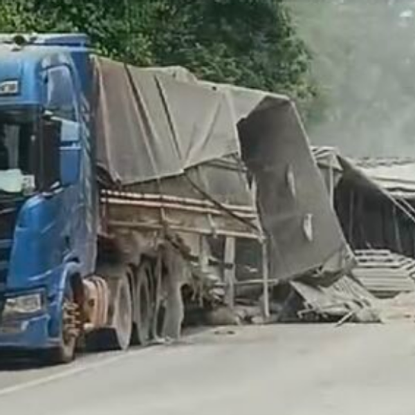 Carreta carregada com cimento tomba na BR-262