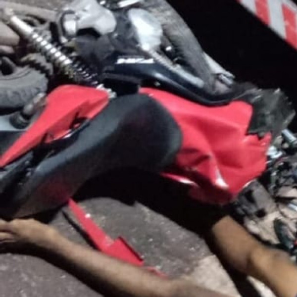 Acidente entre caminhão e motocicleta no centro de Ladário deixa rapaz gravemente ferido