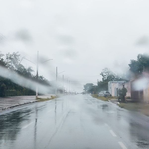 Chegada de frente fria traz temperaturas baixas e previsão de chuvas no Estado