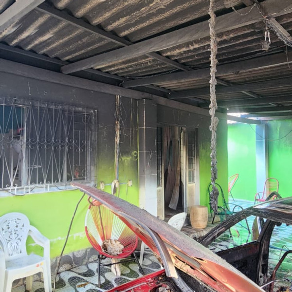 Incêndio em veículo atinge garagem de residência no bairro Aeroporto