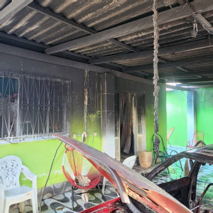 Incêndio em veículo atinge garagem de residência no bairro Aeroporto