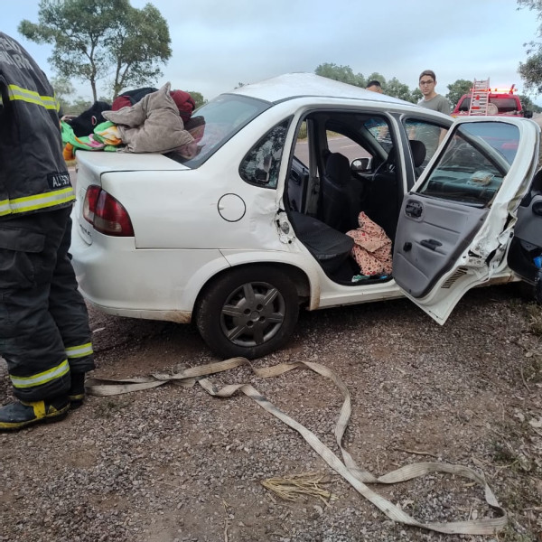 Mulher fica ferida após carro sair da pista e colidir com árvore na BR-262