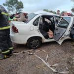 Mulher fica ferida após carro sair da pista e colidir com árvore na BR-262