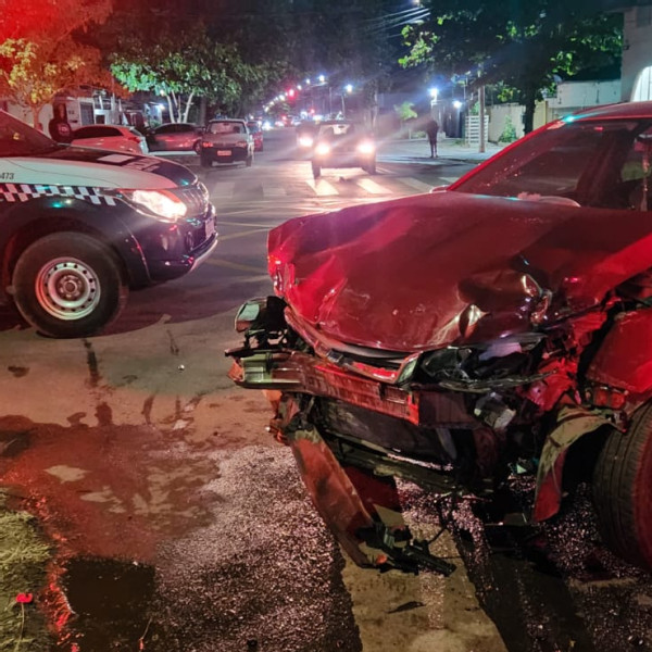 Colisão entre veículos deixa três feridos no bairro Popular Nova, em Corumbá
