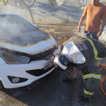 Bombeiros controlam incêndio em carro no centro de Corumbá