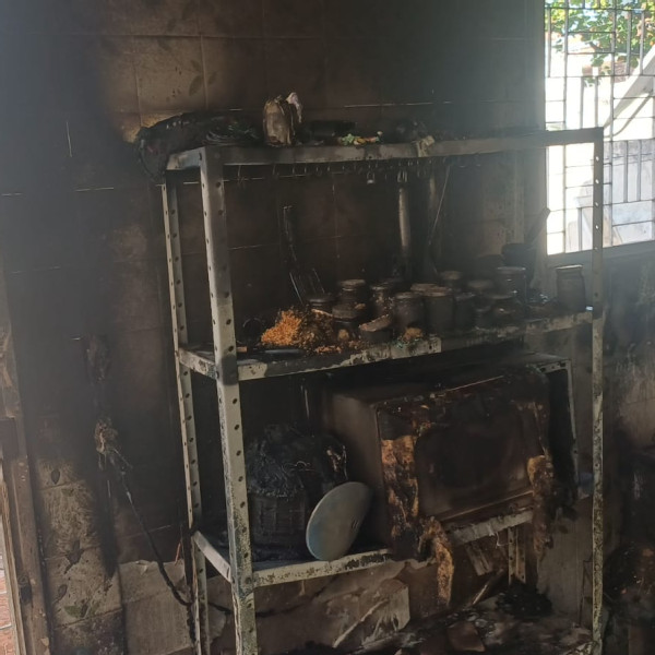 Sobrecarga elétrica provoca incêndio em residência