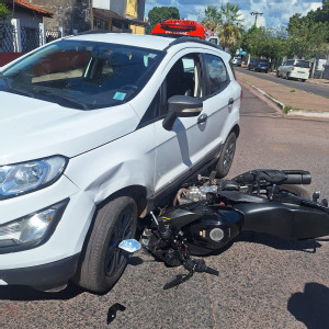 Colisão no Centro deixa motociclista com suspeita de fratura