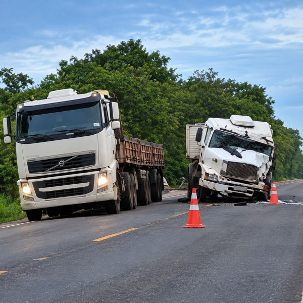 Acidente entre três veículos de carga é registrado na BR-262, em Corumbá