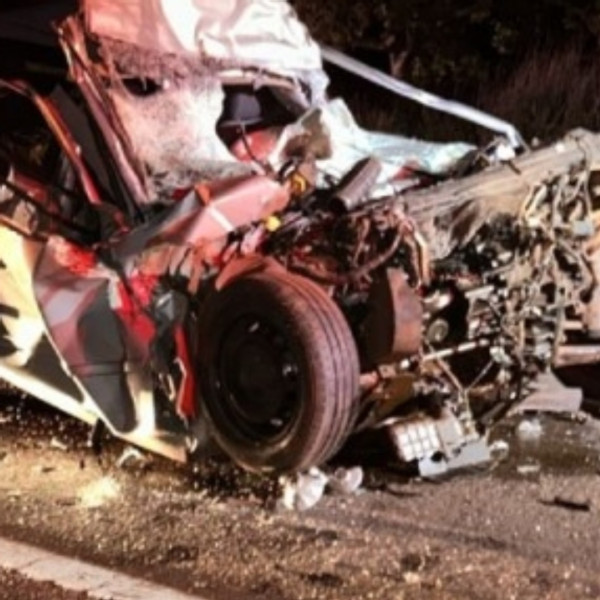 Motorista morre após bater carro na traseira de bitrem na BR-267