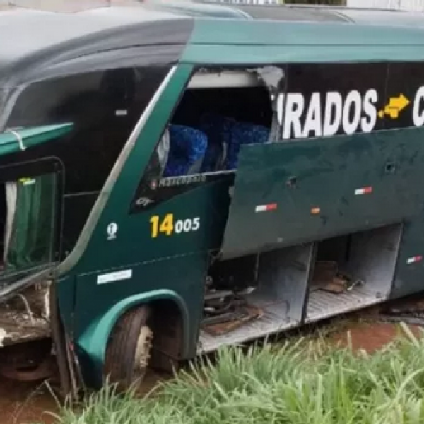Ônibus com 50 passageiros cai em barranco durante viagem com destino a Campo Grande