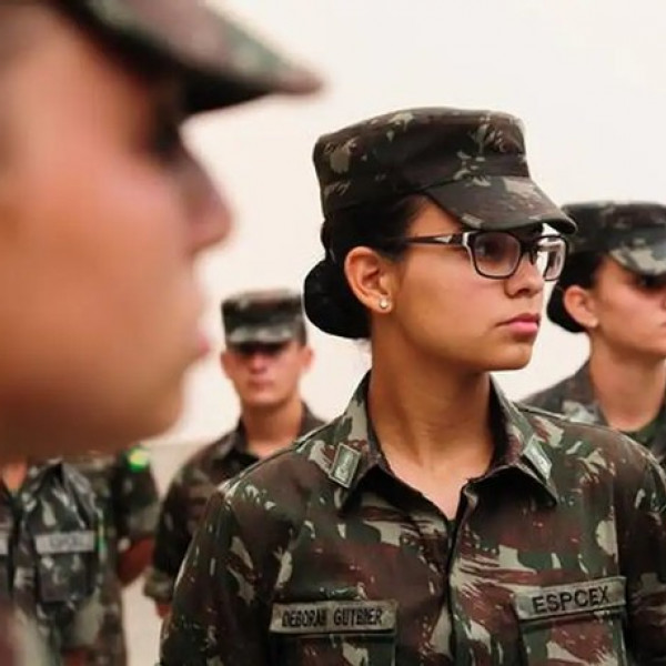 Ministro da Defesa anuncia início do alistamento militar feminino voluntário