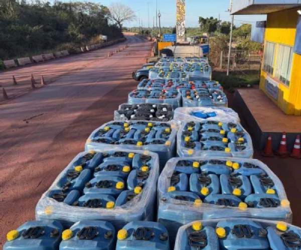 Receita Federal e PRF apreendem 21 toneladas de insumo usado na produção de cocaína em Corumbá