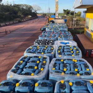 Receita Federal e PRF apreendem 21 toneladas de insumo usado na produção de cocaína em Corumbá