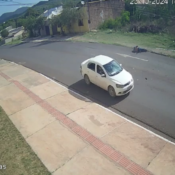 Motociclista é arremessado após colisão frontal com carro de placa estrangeira em Corumbá