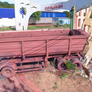 Caçamba de caminhão de mineradora colide com monumento na entrada de Corumbá