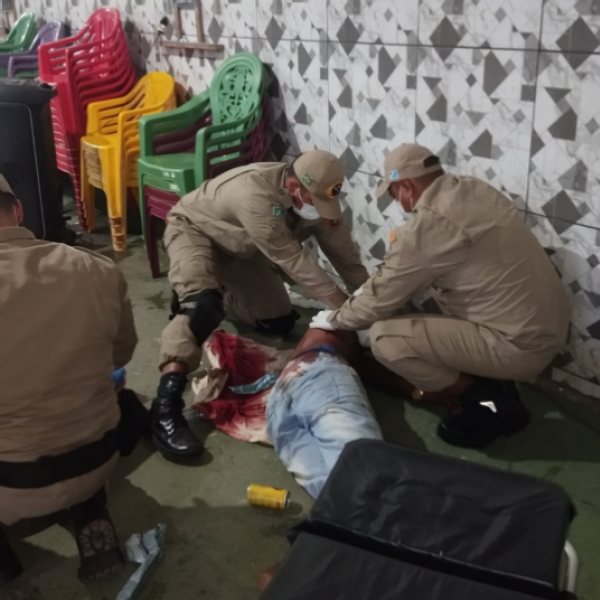 Homens são esfaqueados após briga em bar no bairro Cristo Redentor