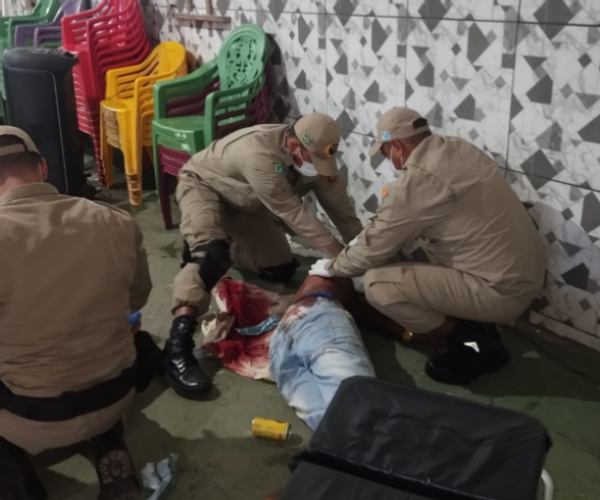 Homens são esfaqueados após briga em bar no bairro Cristo Redentor