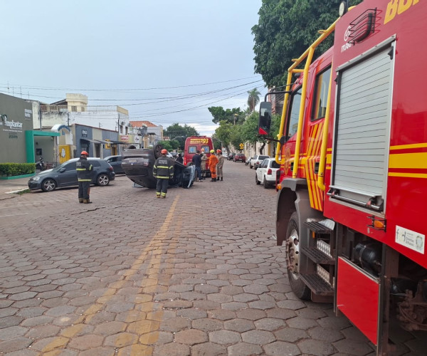 Motorista sofre ferimentos leves em acidente com capotamento na área central