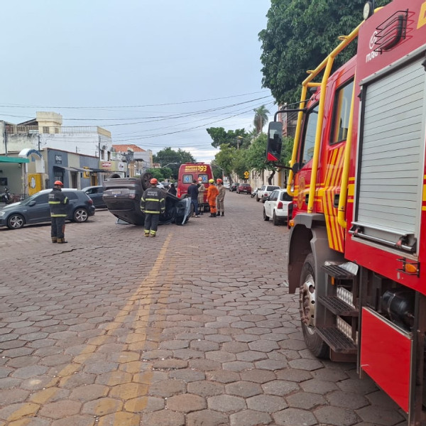 Motorista sofre ferimentos leves em acidente com capotamento na área central