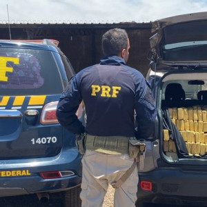 Boliviano é preso com 25 kg de pasta base de cocaína em ônibus na BR-262