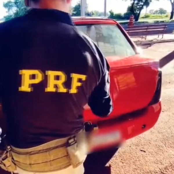 PRF intercepta veículo em Miranda  a caminho da fronteira com motocicleta roubada