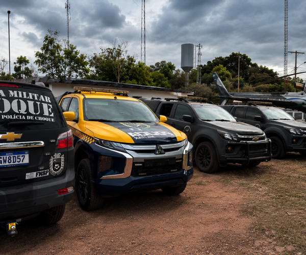 Corumbá recebe reforço policial em operação que cumpre sete mandados e apreende arma de fogo