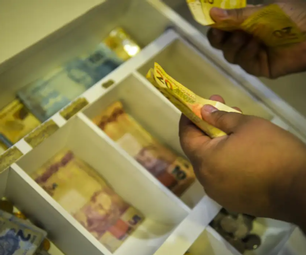Trabalhadores nascidos em novembro e dezembro recebem abono salarial