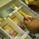 Trabalhadores nascidos em novembro e dezembro recebem abono salarial