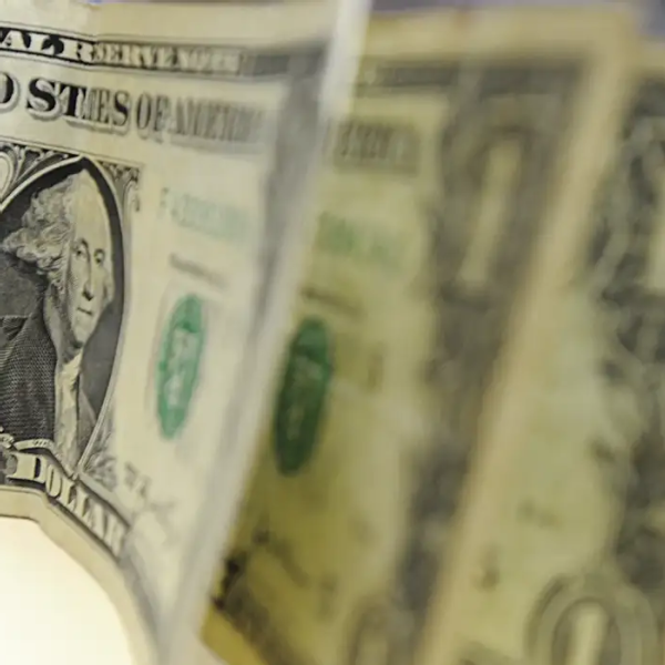 Dólar cai abaixo de R$ 5,25 e bolsa dispara com alívio externo