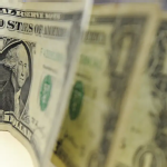 Dólar cai abaixo de R$ 5,25 e bolsa dispara com alívio externo