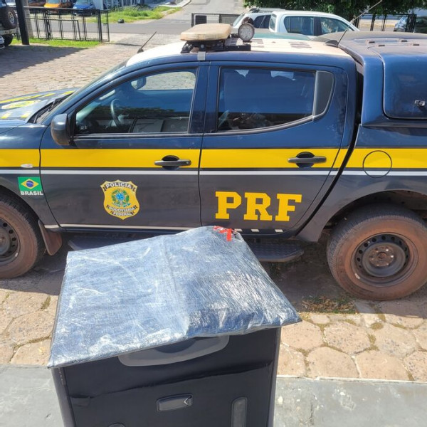 PRF apreende 2,4 kg de cocaína em mala de passageiro na BR-262, em Corumbá