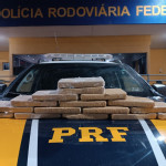 PRF apreende 8,4 kg de cocaína escondidos em máquina de costura em ônibus na BR-262