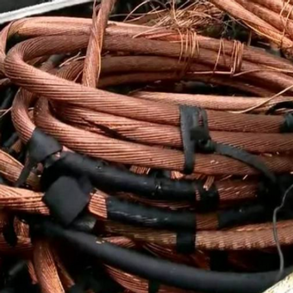 Homem é flagrado com fios de cobre furtados no bairro aeroporto