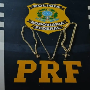 PRF prende mulher com joias furtadas escondidas em tênis na BR-262