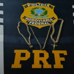 PRF prende mulher com joias furtadas escondidas em tênis na BR-262
