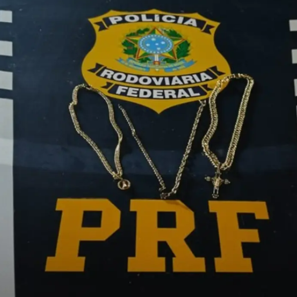 PRF prende mulher com joias furtadas escondidas em tênis na BR-262