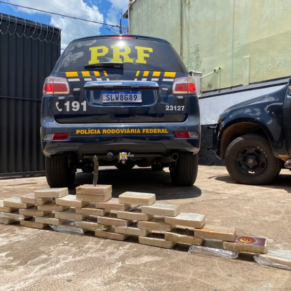 PRF intercepta carreta com cocaína que saiu de Corumbá