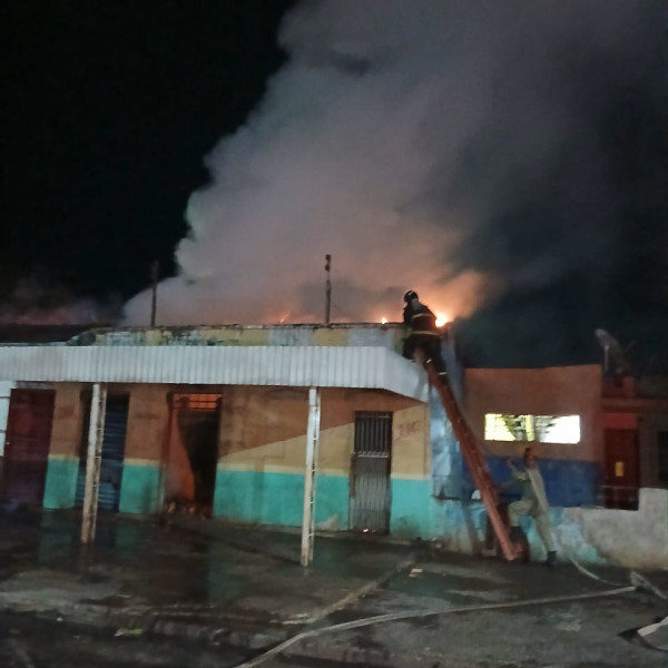 Incêndio atinge comércio de frutas na popular velha, em Corumbá