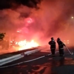 Incêndio de grandes proporções atinge dois ônibus no centro de Corumbá e mobiliza Corpo de Bombeiros